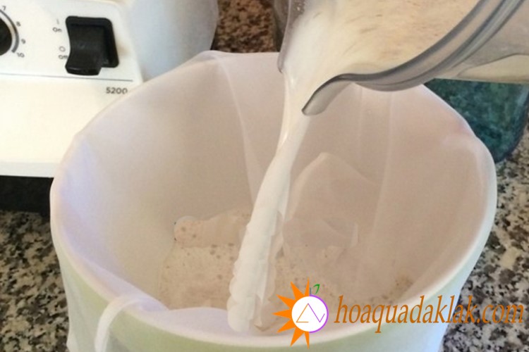 Lọc sữa hạt sen qua rây hoặc dùng vải mỏng vắt lấy nước cốt