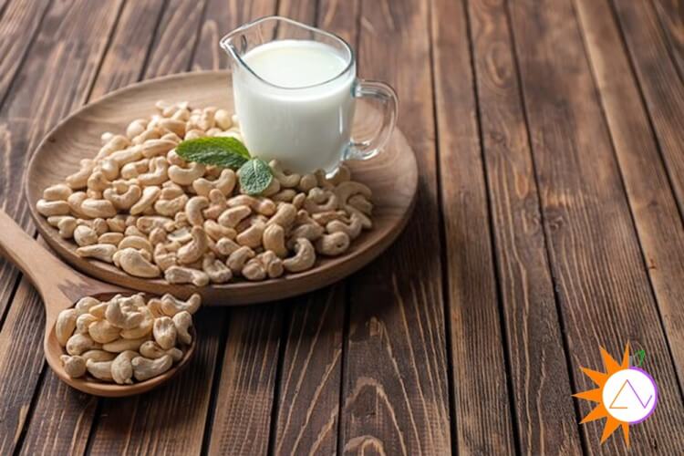 Sữa hạt điều cũng hàm chứa hạm lượng calo và chất béo thấp